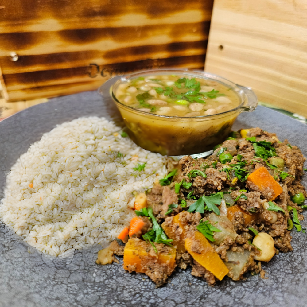 carne a primavera, feijão carioca e arroz